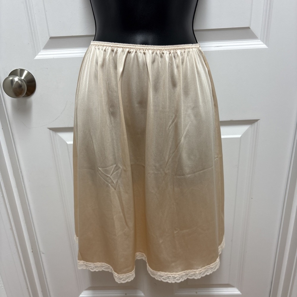 Woman's Warners Apricot Colored‎ Perfect Measure Half Slip Lace Hem - Large